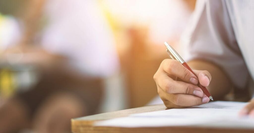 Rewrite this title: Concursos públicos no RS têm mais de 1,8 mil vagas abertas com salários de até R$ 18,4 mil, optimizing it for Google Discover. Just write the new optimized title.